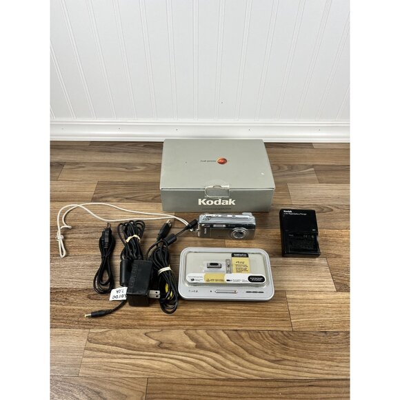 Kodak EasyShare LS753 5.0MP Digi Camera - Silver WITH Dock, Cords, Battery - Picture 1 of 16